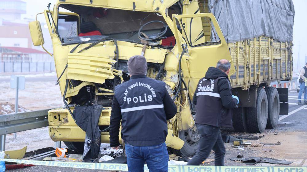 Konya yolunda kaza! Sıkışan sürücünün feryadı yürekleri dağladı 8